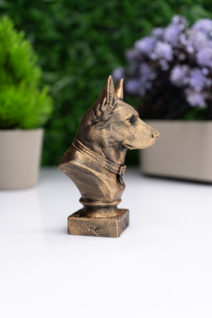 Alman Kurdu Büst Heykel – El Yapımı Dekoratif Figür "Alman Kurdu Büst Heykel – El Yapımı Dekoratif Figür, detaylı Kalıplama ve antik bronz efekt boyama ile üretilmiş dekoratif figür. Koleksiyon, ofis ve masaüstü dekoru için mükemmel seçim. Hayvan severler için özel hediyelik. Yüksek kalite el işçiliği." Alman Kurdu Büst Heykel – El Yapımı Dekoratif Figür
