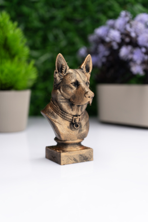 Alman Kurdu Büst Heykel – El Yapımı Dekoratif Figür "Alman Kurdu Büst Heykel – El Yapımı Dekoratif Figür, detaylı Kalıplama ve antik bronz efekt boyama ile üretilmiş dekoratif figür. Koleksiyon, ofis ve masaüstü dekoru için mükemmel seçim. Hayvan severler için özel hediyelik. Yüksek kalite el işçiliği." Alman Kurdu Büst Heykel – El Yapımı Dekoratif Figür