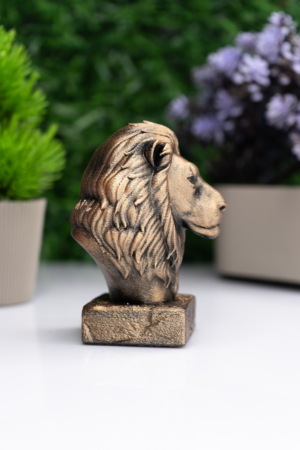 Aslan Büst Heykel – El Yapımı Dekoratif Figür "Aslan Büst Heykel – El Yapımı Dekoratif Figür, detaylı Kalıplama ve antik bronz efekt boyama ile üretilmiş dekoratif figür. Koleksiyon, ofis ve masaüstü dekoru için mükemmel seçim. Hayvan severler için özel hediyelik. Yüksek kalite el işçiliği." Aslan Büst Heykel – El Yapımı Dekoratif Figür