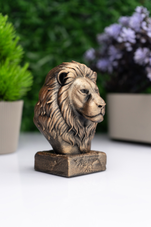 Aslan Büst Heykel – El Yapımı Dekoratif Figür "Aslan Büst Heykel – El Yapımı Dekoratif Figür, detaylı Kalıplama ve antik bronz efekt boyama ile üretilmiş dekoratif figür. Koleksiyon, ofis ve masaüstü dekoru için mükemmel seçim. Hayvan severler için özel hediyelik. Yüksek kalite el işçiliği." Aslan Büst Heykel – El Yapımı Dekoratif Figür