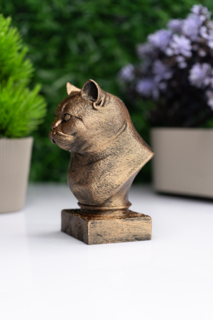 British Shorthair Büst Heykel – El Yapımı Dekoratif Figür "British Shorthair Büst Heykel – El Yapımı Dekoratif Figür, detaylı Kalıplama ve antik bronz efekt boyama ile üretilmiş dekoratif figür. Koleksiyon, ofis ve masaüstü dekoru için mükemmel seçim. Hayvan severler için özel hediyelik. Yüksek kalite el işçiliği." British Shorthair Büst Heykel – El Yapımı Dekoratif Figür