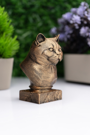 British Shorthair Büst Heykel – El Yapımı Dekoratif Figür "British Shorthair Büst Heykel – El Yapımı Dekoratif Figür, detaylı Kalıplama ve antik bronz efekt boyama ile üretilmiş dekoratif figür. Koleksiyon, ofis ve masaüstü dekoru için mükemmel seçim. Hayvan severler için özel hediyelik. Yüksek kalite el işçiliği." British Shorthair Büst Heykel – El Yapımı Dekoratif Figür