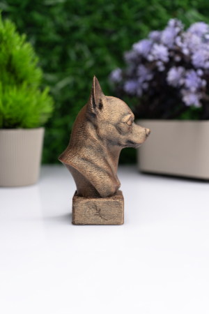 Chihuaua Büst Heykel – El Yapımı Dekoratif Figür "Chihuaua Büst Heykel – El Yapımı Dekoratif Figür, detaylı Kalıplama ve antik bronz efekt boyama ile üretilmiş dekoratif figür. Koleksiyon, ofis ve masaüstü dekoru için mükemmel seçim. Hayvan severler için özel hediyelik. Yüksek kalite el işçiliği." Chihuaua Büst Heykel – El Yapımı Dekoratif Figür