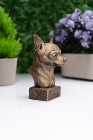 Chihuaua Büst Heykel – El Yapımı Dekoratif Figür "Chihuaua Büst Heykel – El Yapımı Dekoratif Figür, detaylı Kalıplama ve antik bronz efekt boyama ile üretilmiş dekoratif figür. Koleksiyon, ofis ve masaüstü dekoru için mükemmel seçim. Hayvan severler için özel hediyelik. Yüksek kalite el işçiliği." Chihuaua Büst Heykel – El Yapımı Dekoratif Figür