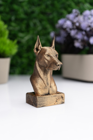 Doberman Büst Heykel – El Yapımı Dekoratif Figür "Doberman Büst Heykel – El Yapımı Dekoratif Figür, detaylı Kalıplama ve antik bronz efekt boyama ile üretilmiş dekoratif figür. Koleksiyon, ofis ve masaüstü dekoru için mükemmel seçim. Hayvan severler için özel hediyelik. Yüksek kalite el işçiliği." Doberman Büst Heykel – El Yapımı Dekoratif Figür