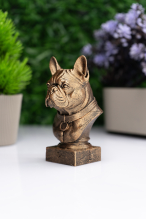 Fransız Bulldog Büst Heykel – El Yapımı Dekoratif Figür "Fransız Bulldog Büst Heykel – El Yapımı Dekoratif Figür, detaylı Kalıplama ve antik bronz efekt boyama ile üretilmiş dekoratif figür. Koleksiyon, ofis ve masaüstü dekoru için mükemmel seçim. Hayvan severler için özel hediyelik. Yüksek kalite el işçiliği." Fransız Bulldog Büst Heykel – El Yapımı Dekoratif Figür