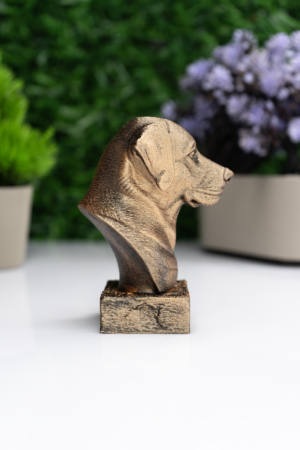 Labrador Retriever Büst Heykel – El Yapımı Dekoratif Figür "Labrador Retriever Köpek Büst Heykel – El Yapımı Dekoratif Figür, detaylı Kalıplama ve antik bronz efekt boyama ile üretilmiş dekoratif figür. Koleksiyon, ofis ve masaüstü dekoru için mükemmel seçim. Hayvan severler için özel hediyelik. Yüksek kalite el işçiliği." Labrador Retriever Köpek Büst Heykel – El Yapımı Dekoratif Figür