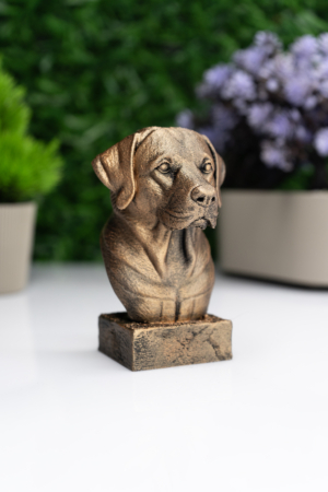 Labrador Retriever Büst Heykel – El Yapımı Dekoratif Figür "Labrador Retriever Köpek Büst Heykel – El Yapımı Dekoratif Figür, detaylı Kalıplama ve antik bronz efekt boyama ile üretilmiş dekoratif figür. Koleksiyon, ofis ve masaüstü dekoru için mükemmel seçim. Hayvan severler için özel hediyelik. Yüksek kalite el işçiliği." Labrador Retriever Köpek Büst Heykel – El Yapımı Dekoratif Figür