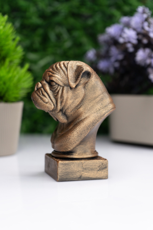 Pug Büst Heykel – El Yapımı Dekoratif Figür "Pug Köpek Büst Heykel – El Yapımı Dekoratif Figür, detaylı Kalıplama ve antik bronz efekt boyama ile üretilmiş dekoratif figür. Koleksiyon, ofis ve masaüstü dekoru için mükemmel seçim. Hayvan severler için özel hediyelik. Yüksek kalite el işçiliği." Pug Köpek Büst Heykel – El Yapımı Dekoratif Figür