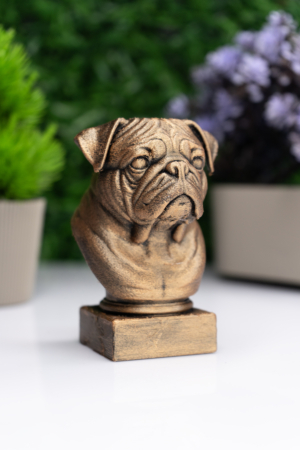 Pug Büst Heykel – El Yapımı Dekoratif Figür "Pug Köpek Büst Heykel – El Yapımı Dekoratif Figür, detaylı Kalıplama ve antik bronz efekt boyama ile üretilmiş dekoratif figür. Koleksiyon, ofis ve masaüstü dekoru için mükemmel seçim. Hayvan severler için özel hediyelik. Yüksek kalite el işçiliği." Pug Köpek Büst Heykel – El Yapımı Dekoratif Figür