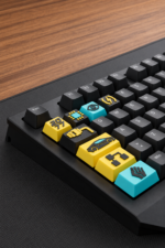Cyberpunk 2077 temalı 8 tuş ve 1 spacebar keycap setinin mekanik klavye üzerinde görünümü