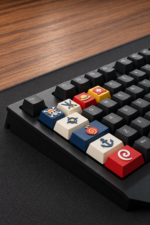One Piece Anime Keycaps 8 tuş ve 1 spacebar seti, klavye üzerinde yakın görünüm