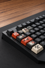 Rust Gamer Keycaps 8 tuş ve 1 spacebar seti, klavye yakın görünümü